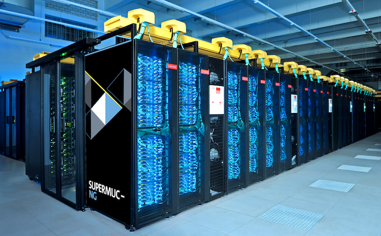 SUPER-MUC-NG Supercomputer: blau-schwarz-gelber Supercomputer platziert im offenen Raum.